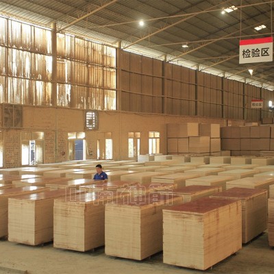 红模板木工板建筑18mm注浇木板厂家批发尺寸符行业标准质量有签约图2