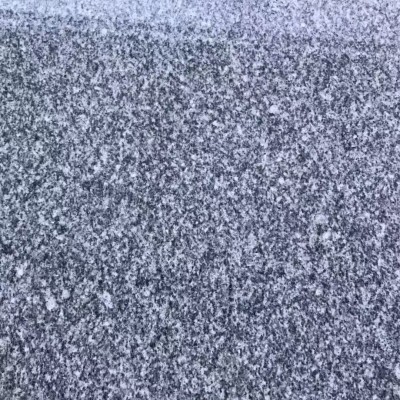 芝麻白火烧板 地铺石芝麻灰火烧板 楼梯板 芝麻白路沿石 侧石