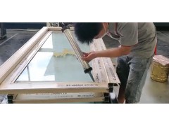门窗玻璃是怎样打胶的？师傅手艺差别很大